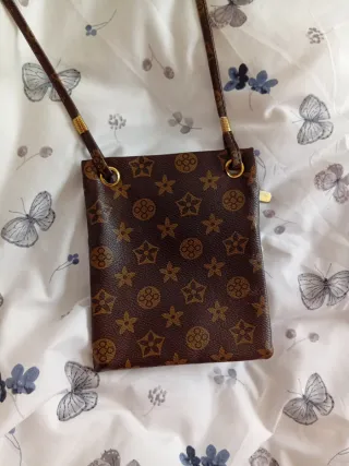 Bolsito marrón con cremalleras doradas