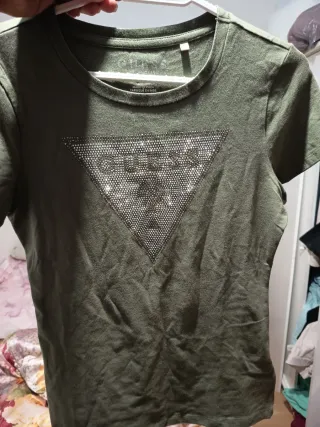 Camiseta Guess Verde Militar con Pedrería