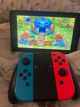 Nintendo Switch Azul y Rojo con caja