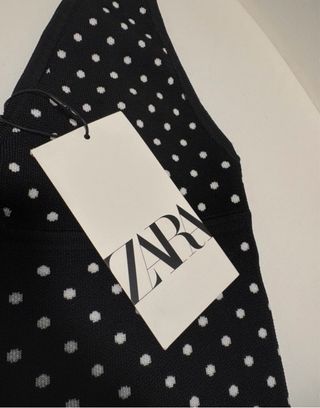 Top negro de lunares blancos – Zara