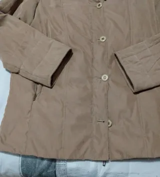 Anorak con capucha color marrón