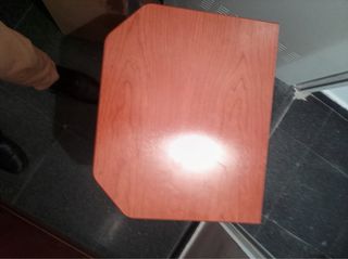 Mesa auxiliar de madera con ruedas