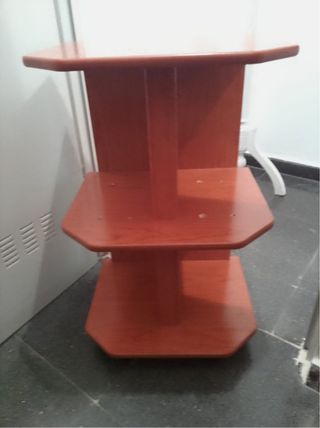 Mesa auxiliar de madera con ruedas