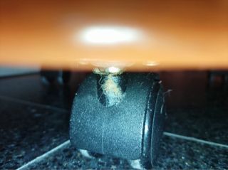 Mesa auxiliar de madera con ruedas