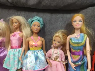 Conjunto di Barbie e altre bambole