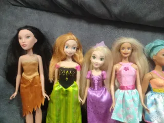 Conjunto di Barbie e altre bambole