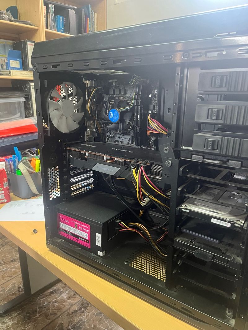 Se vende Torre PC Sobremesa Completa Negra