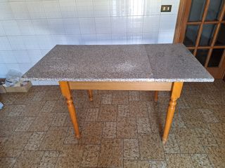 Tavolo allungabile da cucina in legno.