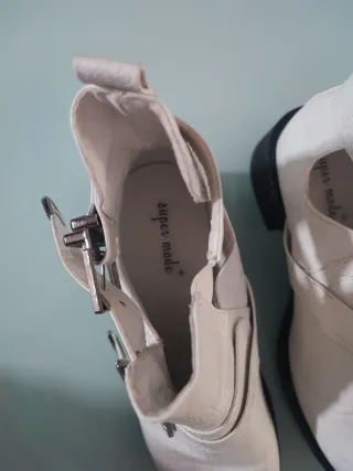 Botines blancos con hebillas