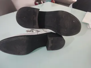 Botines blancos con hebillas