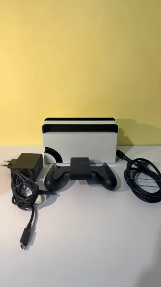Nintendo Switch OLED Bianca in ottime condizioni