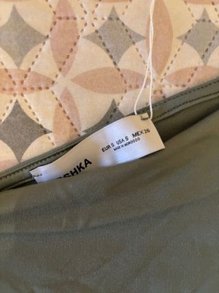 Top Bershka verde militar asimétrico talla S