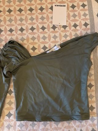Top Bershka verde militar asimétrico talla S