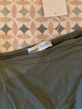 Top Bershka verde militar asimétrico talla S