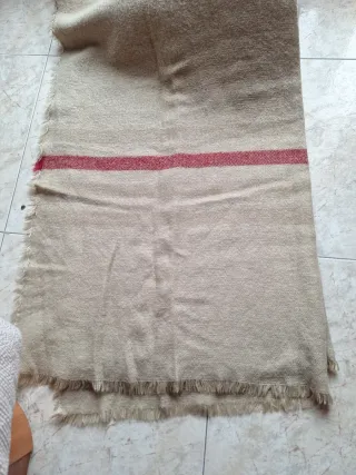 Sciarpa foulard beige con dettagli rossi