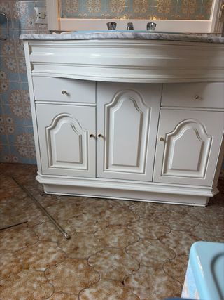 Mueble de baño azul y blanco