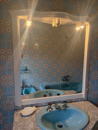 Mueble de baño azul y blanco