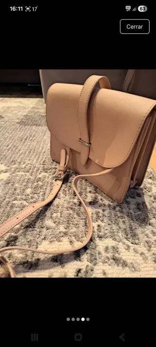 Bolso beige con correa ajustable