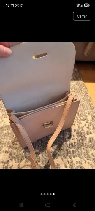 Bolso beige con correa ajustable