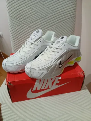 Zapatillas Nike Shox Blancas y Plateadas