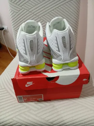 Zapatillas Nike Shox Blancas y Plateadas