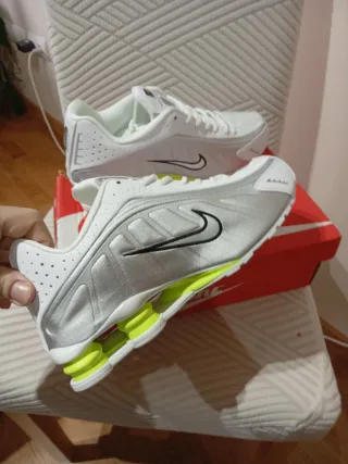 Zapatillas Nike Shox Blancas y Plateadas