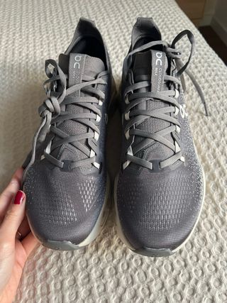 Zapatillas ON CLOUDSURFER MAX grises