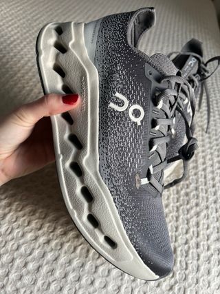 Zapatillas ON CLOUDSURFER MAX grises