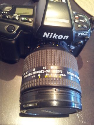 Cámara Nikon F90X con objetivo AF NIKKOR