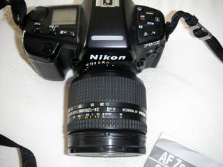 Cámara Nikon F90X con objetivo AF NIKKOR