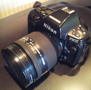 Cámara Nikon F90X con objetivo AF NIKKOR