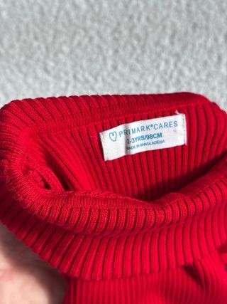 Camiseta roja niña cuello alto