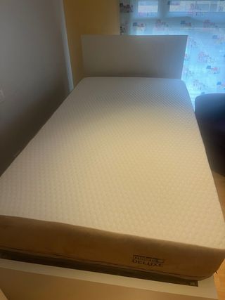 Estructura cama individual blanca sin colchón.