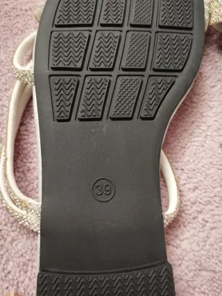 Sandalias planas plateadas con pedrería