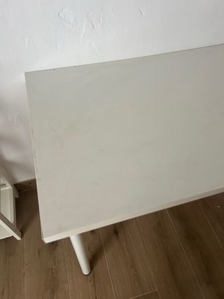Mesa de escritorio blanca metálica