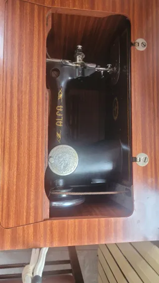 Máquina de coser Alfa antigua