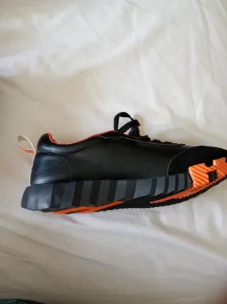 Zapatillas deportivas negras y naranjas talla 40