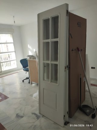 Puertas dobles blancas con cristal de 62 cm