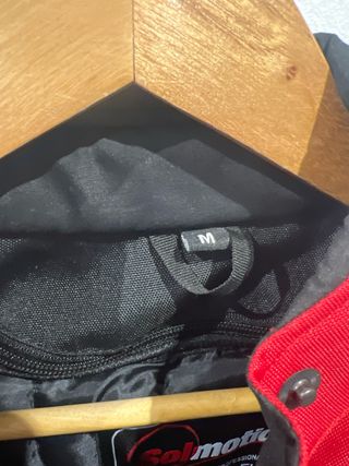 Chaqueta motera roja y negra, con protecciones