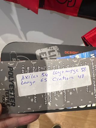 Chaqueta motera roja y negra, con protecciones