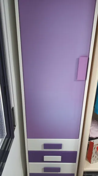 Habitación juvenil blanco y morado