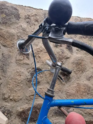 Bicicleta azul con cesta