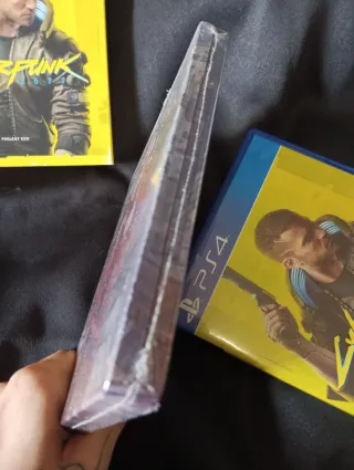 Cyberpunk 2077 PS4 + Caja Metálica