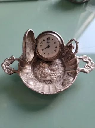 Svuota tasche con orologio .
