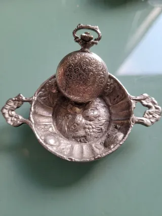 Svuota tasche con orologio .