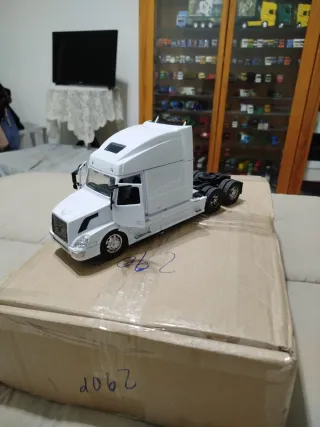 Camion volvo vn 780 bianco in miniatura