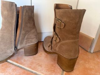 Botas de ante beige con hebillas