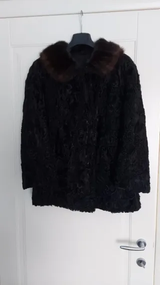 Pelliccia Astrakan con collo pregiato