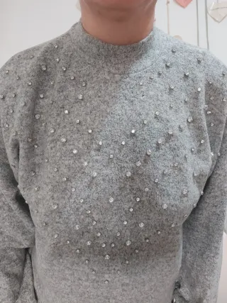 Jersey Stradivarius gris con pedrería