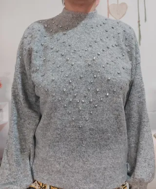 Jersey Stradivarius gris con pedrería